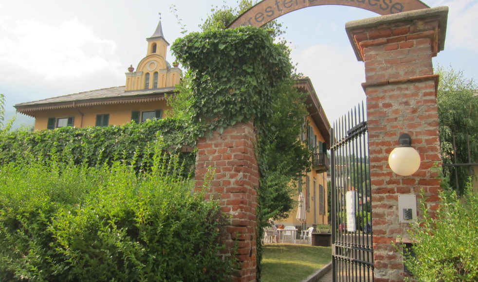 Portalen in till kyrkans gästhem i Torre Pellice