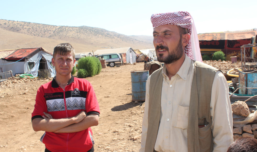 Nasser Hajj (till vänster) och Kawal Hassan (till höger) är några av drygt 15 000 yazidiska internflyktingar som lever i läger på Sinjar-bergets sluttningar sedan augusti 2014 i väntan på att IS ska drivas bort från deras byar.