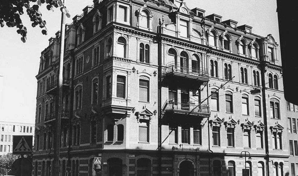 EFS köpte Tegnérgatan 34 år 1955, en ståtlig hörnfastighet som rymde både tjänstemän, hotell och förlag.