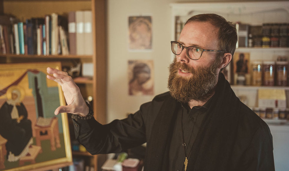 Robin Johansson strävar efter ett växande andligt liv och en fördjupad teologisk förståelse. Att måla ikoner i den här miljön ger honom en erfarenhet av andlig fördjupning.