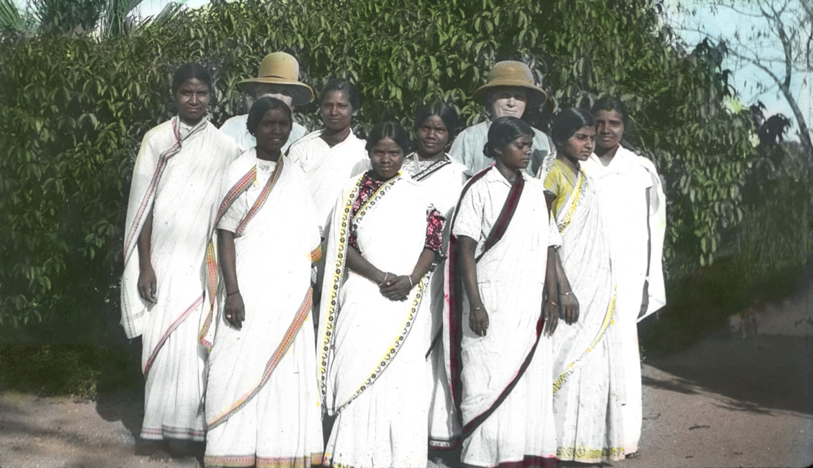 Missionärerna Wendela Wigert (skymd till vänster) och Ester Carlsson med en grupp kvinnliga bibelskoleelever i Shahpur.