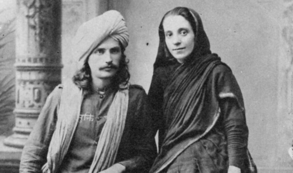 Frans Oscar och Clara Molander, iklädda den traditionella fakirdräkten, i Poona, Indien, 1896. Bilder: EFS arkiv