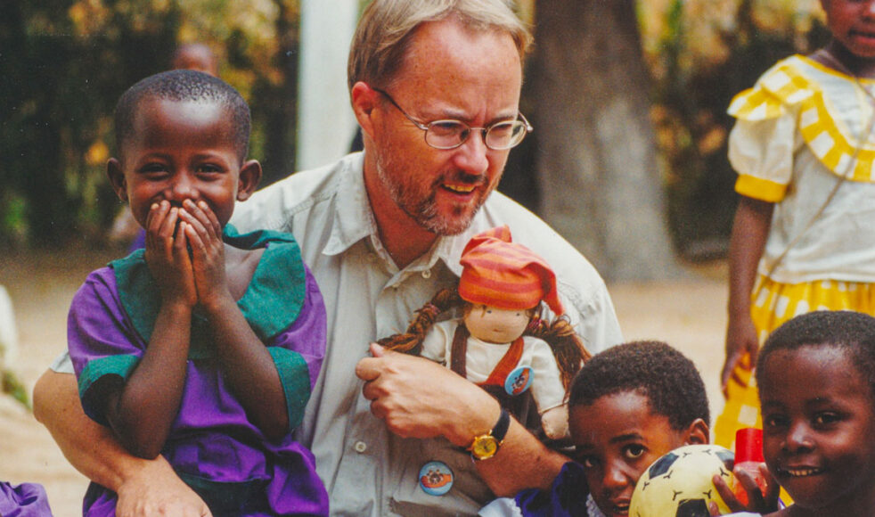 Ulf med söndagsskolebarn och dockan Haki. Han har vigt sitt liv till att stärka barns och kvinnors rättigheter i Tanzania, något som har gjort att han har fått mothugg från en del män – även i kyrkan. Bild: Tomas Pettersson