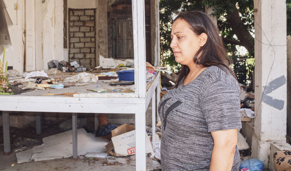 Yolla Chafic Jdeed är evangeliskt kristen. Hon och hennes familj bodde endast någon kilometer från explosionsplatsen. Deras hem är nu förstört, men alla i familjen är oskadda.