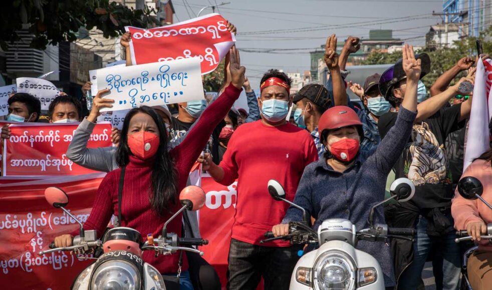 Människorna i Myanmar protesterar mot militärkuppen, trots att de riskerar både våld och arresteringar. I skrivande stund har cirka 600 människor dödats och tusentals har arresterats sedan militären tog makten. Bild: San Heuer