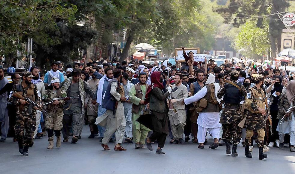 Efter talibanernas maktövertagande i Afghanistan har landet lämnats i ett politiskt och moraliskt förfall. Här på bild demonstrerar afghaner i Kabul mot ett talibanskt styre och Pakistans påstådda inblandning. Bild: TT