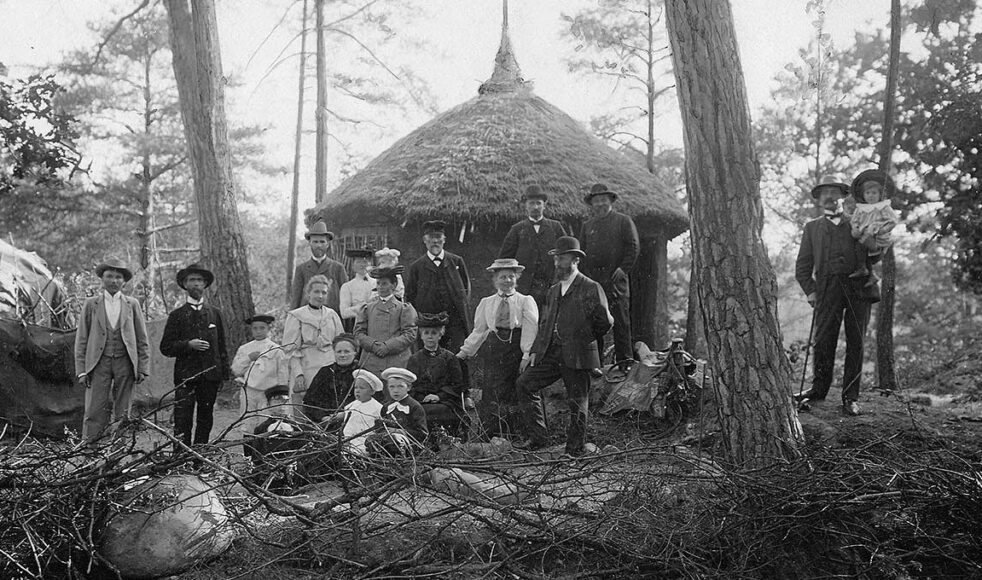 Vid EFS 50-årsjubileum 1906 gjordes en missionsutställning på Johannelund. Indienmissionärerna byggde denna hydda och missionärerna från fälten i Afrika byggde sina hyddor.