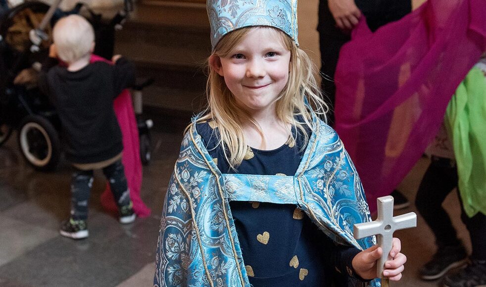 Barnen i Lillkyrkan längst bak. Anna-Karin gillade att se ut som biskopen.
