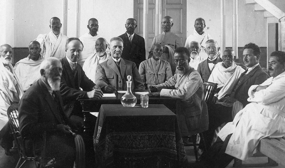 Kyrkokonstitutions­kommittén i Eritrea möttes i september 1925. I mitten Ionas Iwarsson som blev kyrkans förste president.