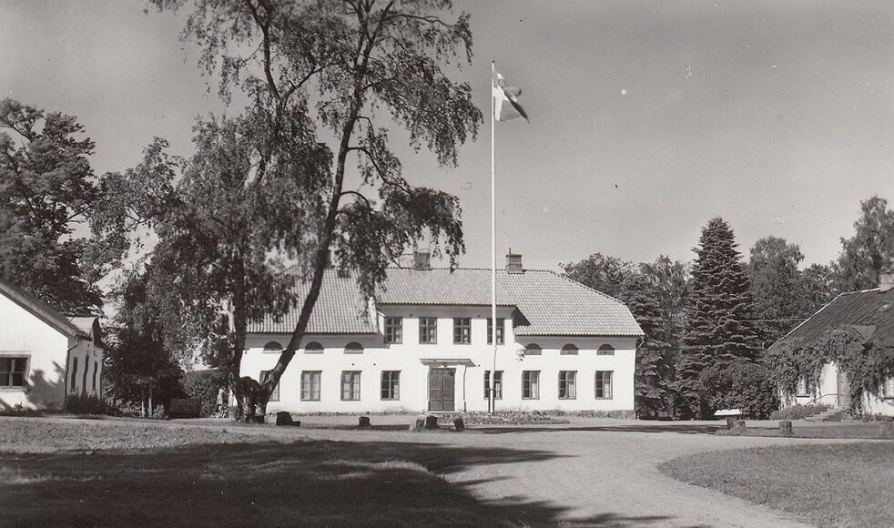 Hjälmareds ung­doms­gård om­bildades till folk­hög­skola 1957.