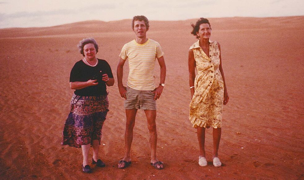 Rut Abrahamsson och Eskil Jonsson besökte 1980 det nystartade flyktingarbetet utanför flyktinglägret i Jalalaqsi, Somalia. Längst till höger står Lilly Thurfjell, en av fyra i det första teamet.