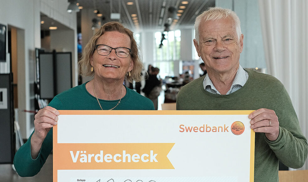 Inger och Lars Bernspång tog emot EFS i Luleås pris som årets insamlare 2021. Bild: Jakob Arvidsson