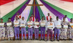 Jubel för nybakade evangelister i Tanzania