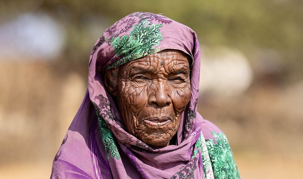 Busad Aw Mohamad är en av de flyktingar som nyss kommit till lägret. Tillsammans med barn och barnbarn har hon och hennes man vandrat från den etiopiska gränsen. – Vi var tvungna att fly, men det var mycket svårt. Jag är inte ung längre, säger Busad.