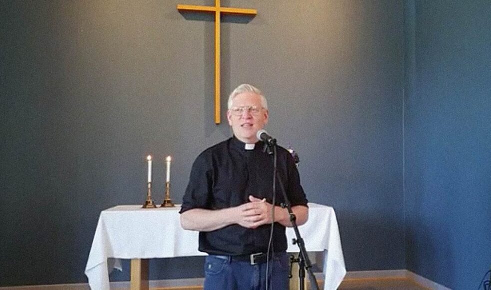 Ola Nilsson är präst och pastor i Hagakyrkan, som är ansluten till EFS och Equmenia­kyrkan och är den mer låg- och frikyrkligt präglade församlingen i Markaryds tätort. Bild: Lucas Mellergård