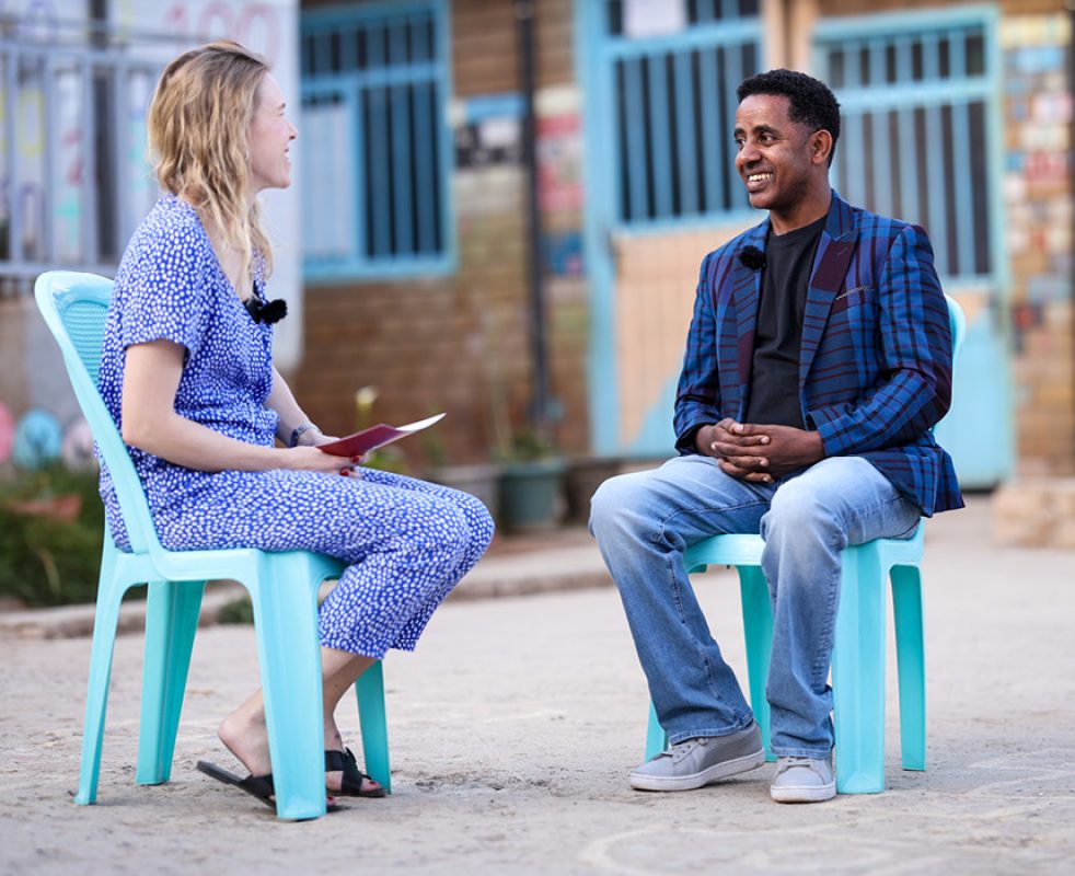 Yonas Tesfaye, här tillsammans med Budbärarens Elin Sharew Svensson, är en av gästerna i Se Be Ge, som sänds på EFS play den 27 september.
