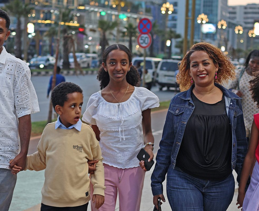 Yonas tillsammans med Natan, Eden, Addis och Shalom, i Bole, Addis Abeba. Bild: Elin Sharew Svensson