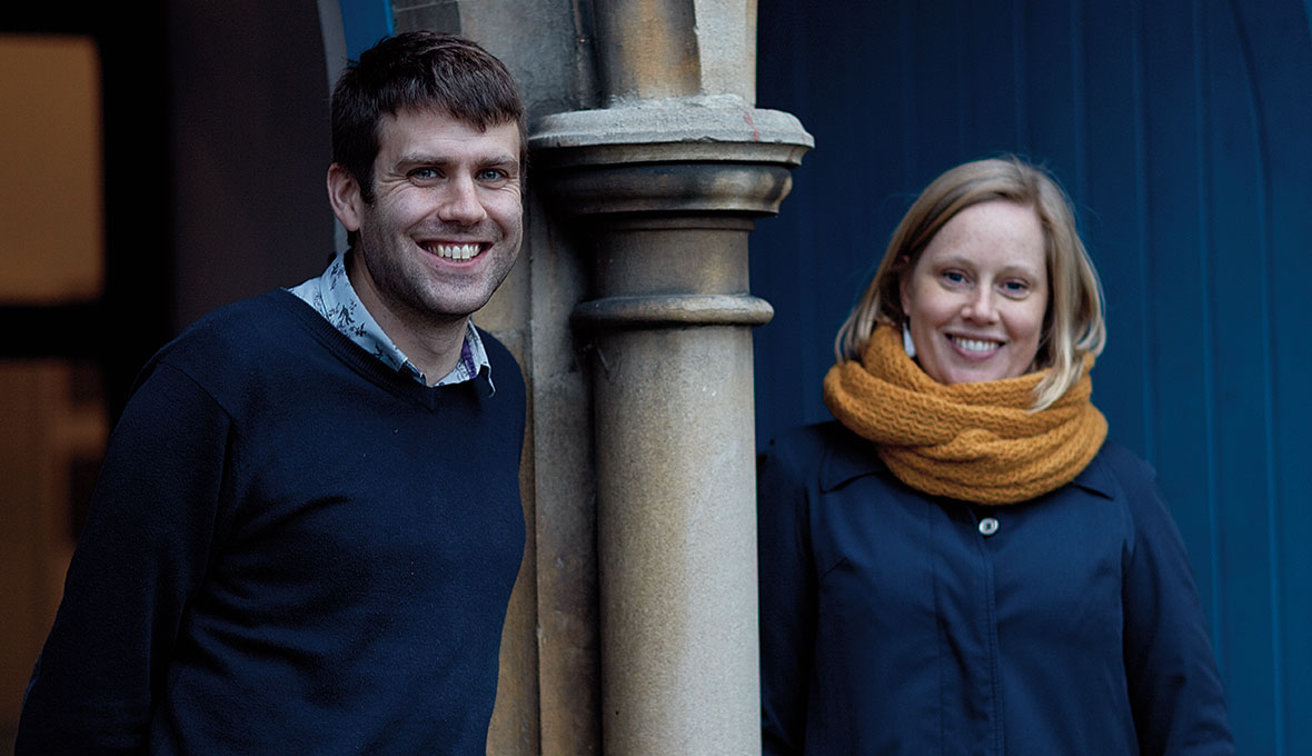 Komminister Adam Rylett och AnnaHelena Lindberg är glada att kunna öppna dörrar för svenskarna i området.