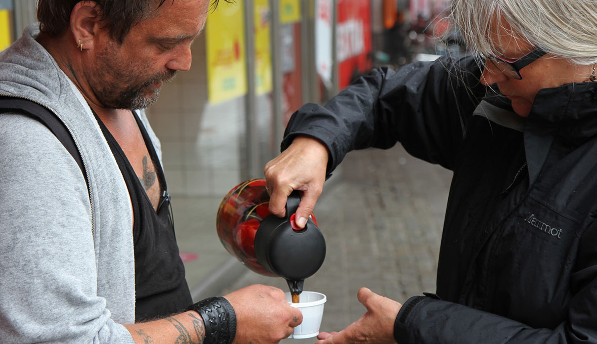 Elise Sahrling serverar Jerry kaffe under en stadsvandring på Värnhem i Malmö.