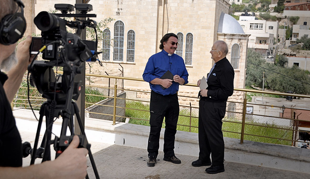 Siewert Öholm ger kommentarer till Anders Sjöbergs betraktelser under tv-inspelningen i Israel.