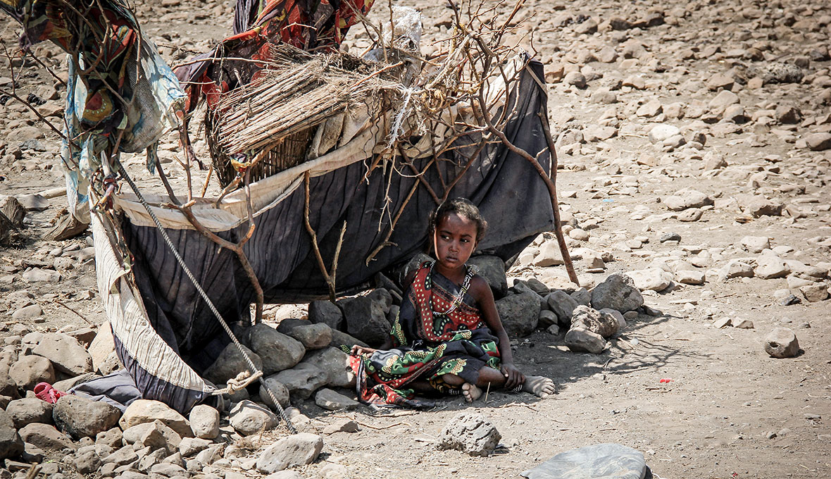 Somalis på jakt efter vatten och mat. De bor i temporära hyddor och söker det skydd de kan från hettan i solen.