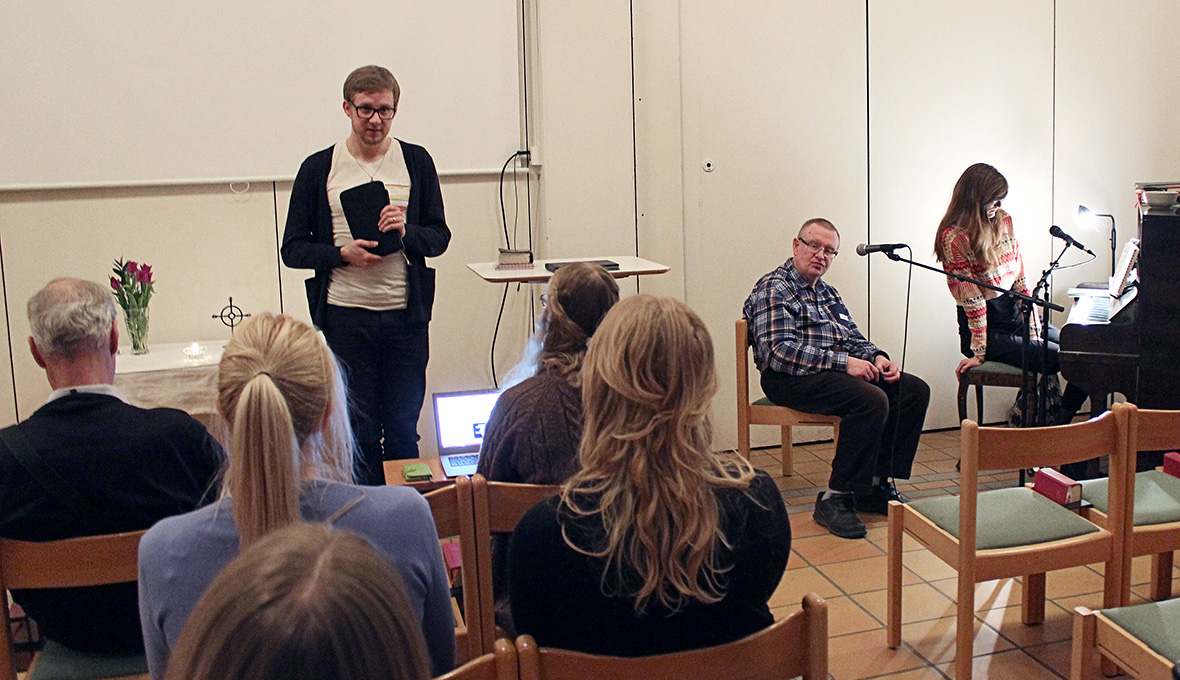 Jonas Nording, en av initiativtagarna till Luk24, håller i en av samlingarna i Lötenkyrkan.