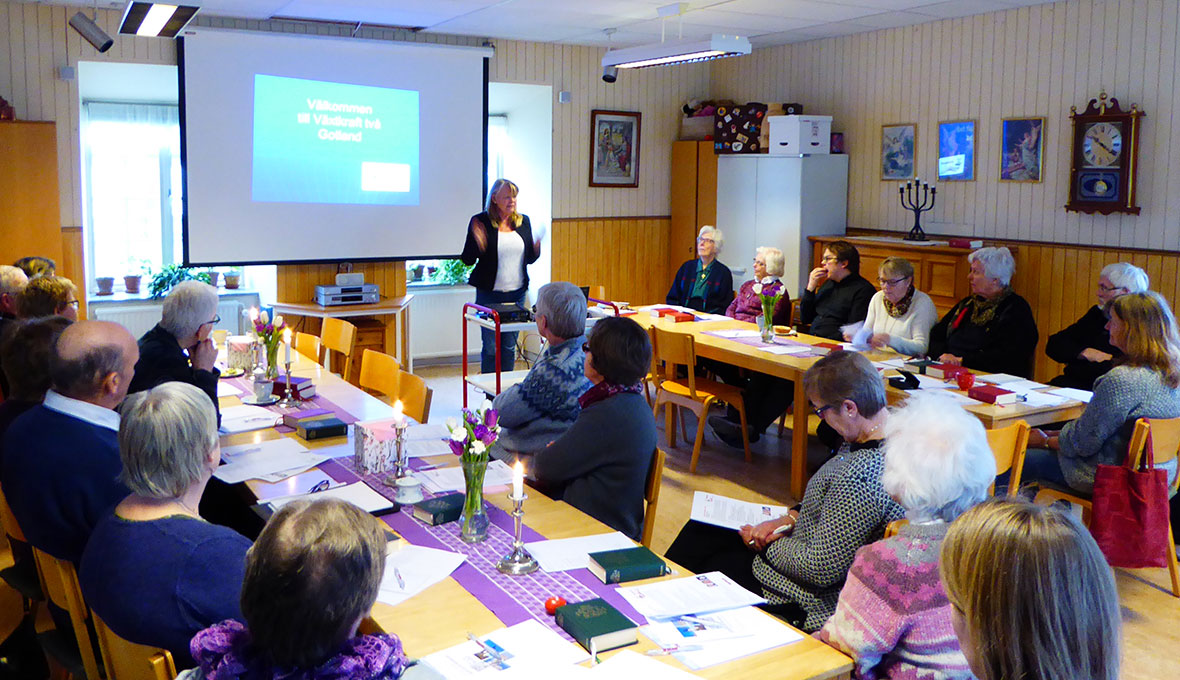Ingrid Lundström talar under Växtkraftdagen på Vibble gård.