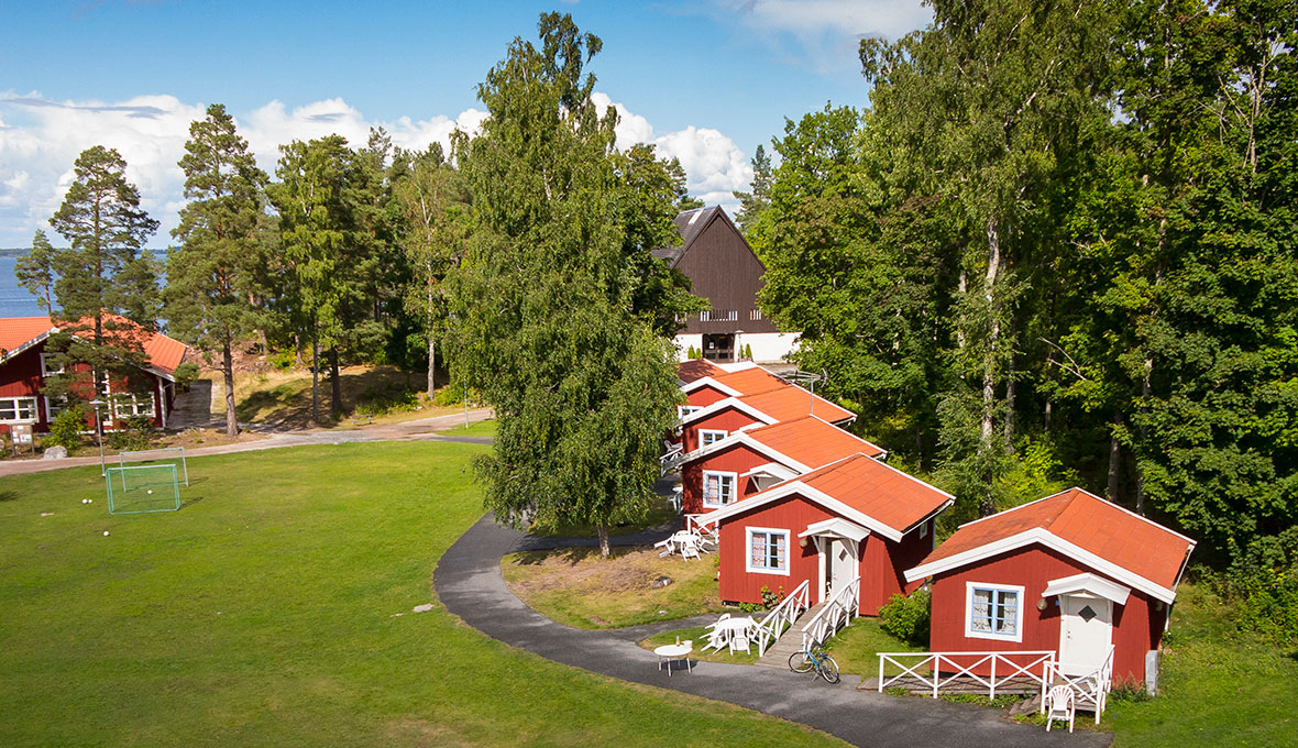 Hjälmargården är populär plats för många stora läger med både camping och stugby precis vid Hjälmarens strand.