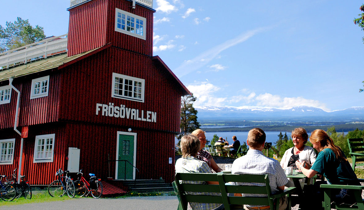 Natursköna Frösövallen med Jämtlands hela fjällvärld som fond.