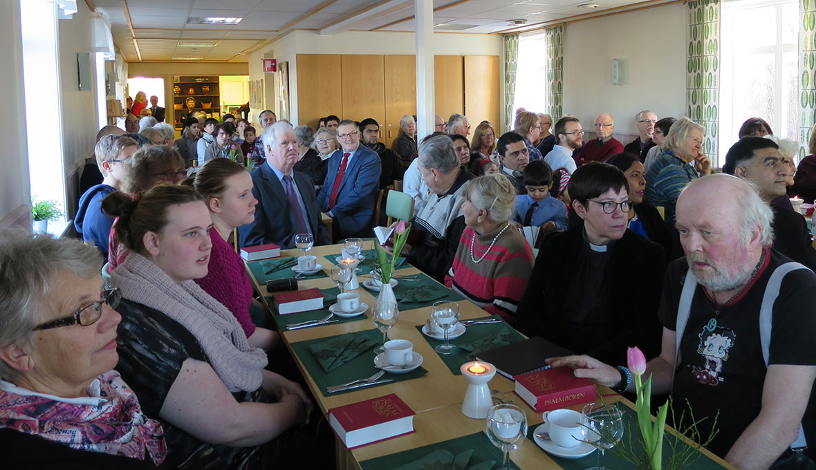 Avskedsgudstjänsten i Ålems missionshus är fylld till sista plats.