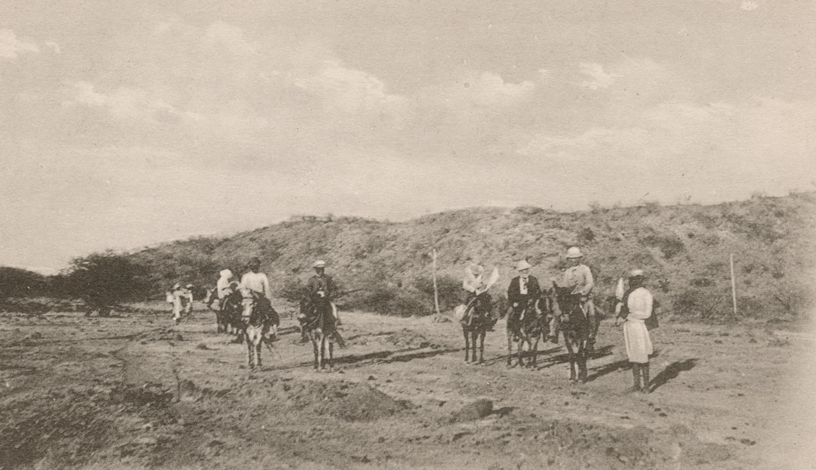 Den 2 december steg man upp klockan fyra på morgonen för resan med häst till Kunama.