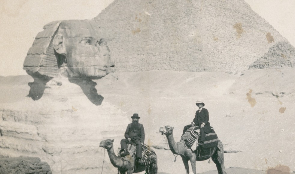 På väg till Ost-Afrika gör Johannes och Adolf Kolmodin ett besök vid pyramiderna i Egypten.
