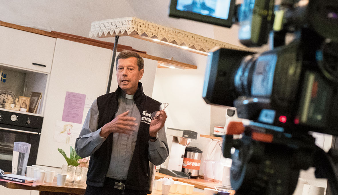 Medier samlades när Iwan Giertz, direktor i S:ta Clara kyrka, höll presskonferens om situationen.