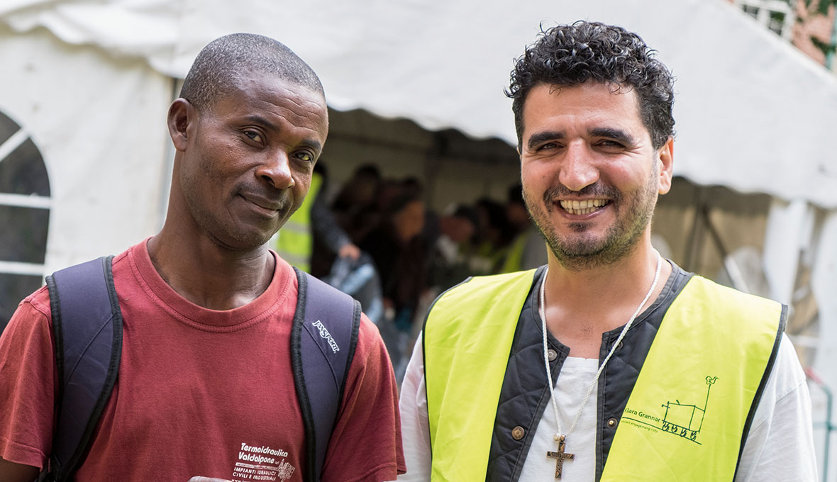 Stephen Okebaram och Kavian Ferdowsi är två av de hundratals personer som möts vid matutdelningen vid Klara kyrka varje dag.