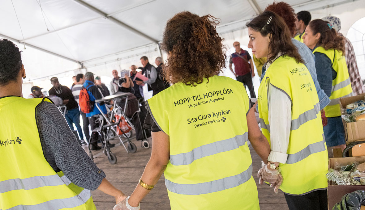 S:ta Clara vädjar om ny lokal för matutdelning Innan matutdelningen börjar ber de ansvariga för besökarna och för att maten ska räcka. – Maten räcker varje dag, så det sker brödunder, säger Iwan Gierts, direktor i kyrkan.