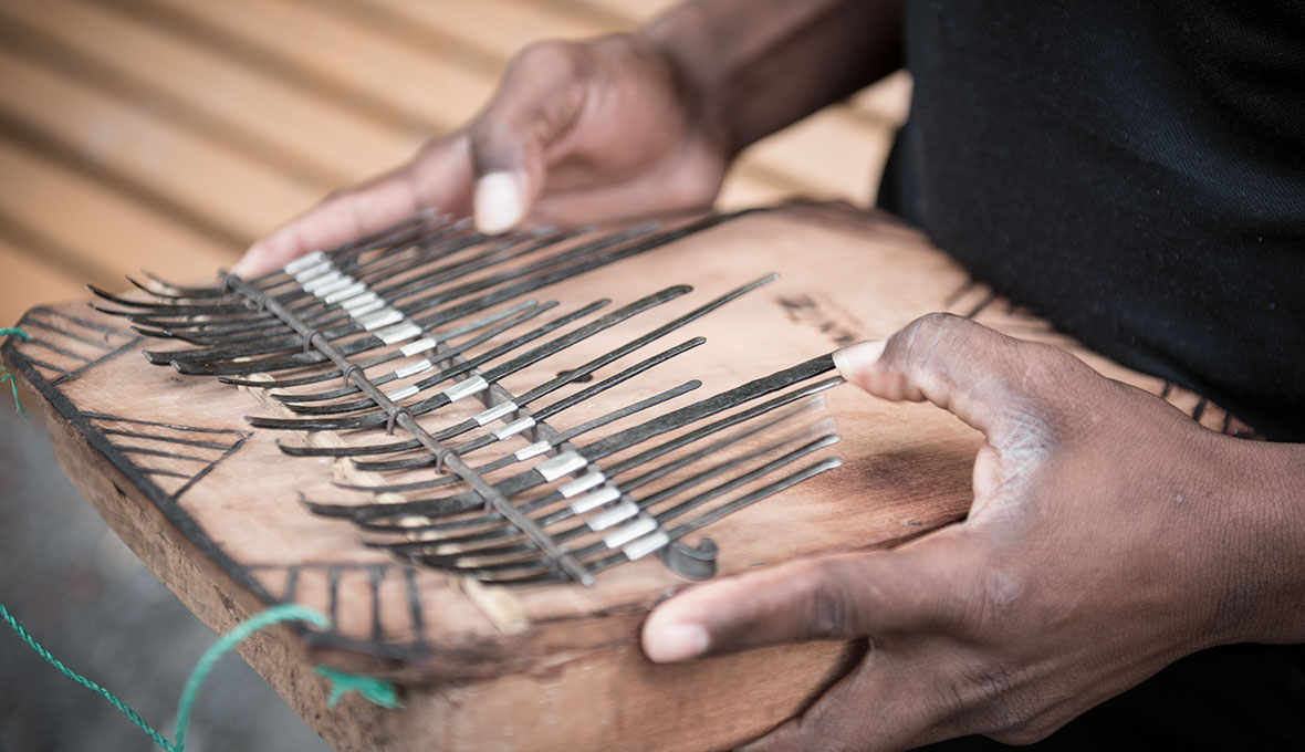 Ilimban som Paulo Baraka spelar på har han tillverkat själv, just denna ska han ge bort till en vän i Sverige.