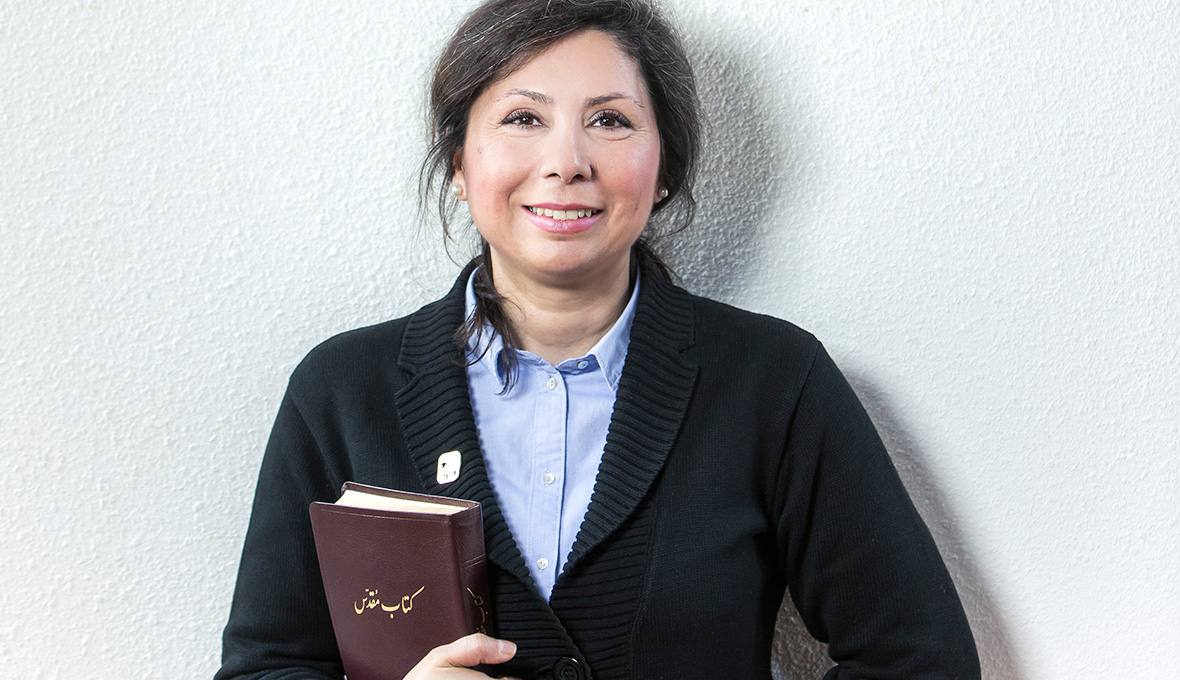 Eri oldida aldagan xotin porno video Egri jinsiy olatni bilan porno video