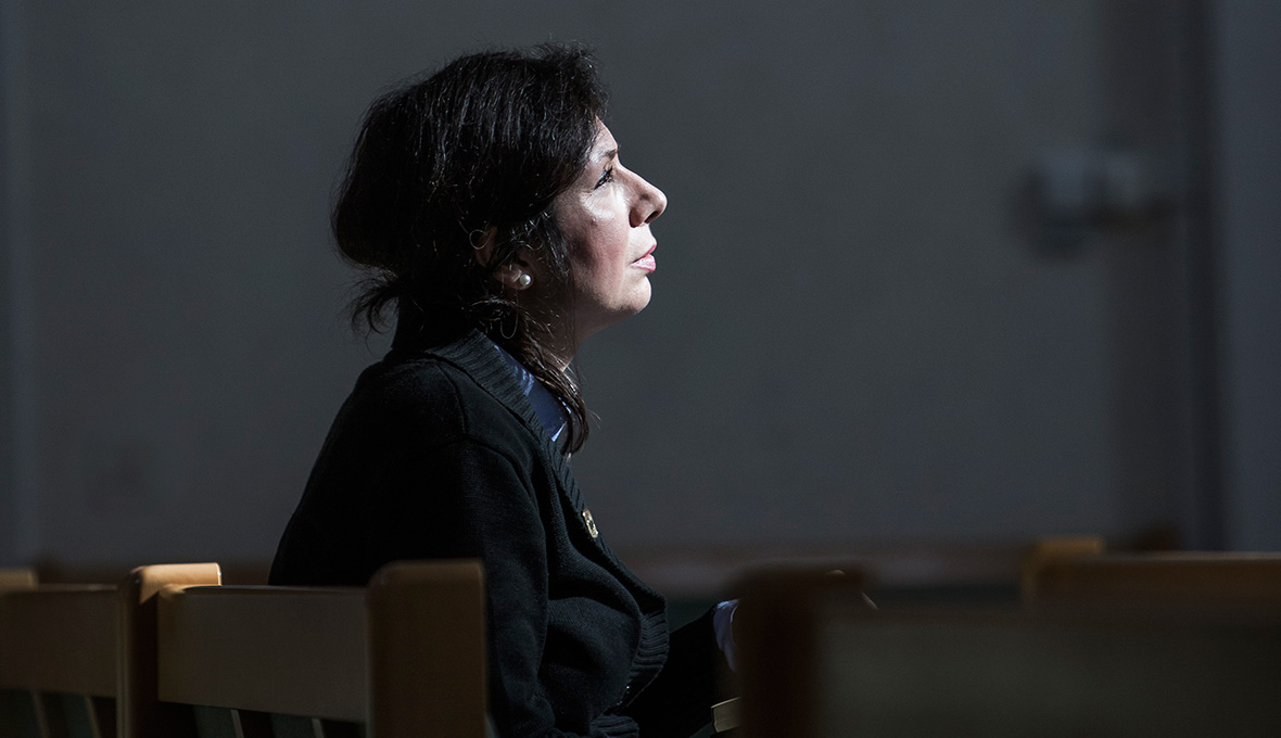 Utanförskapet som illegala migranter tog hårt på Azita och hennes man. De fick tre avslag från Migrationsverket och tvingades jobba svart. Under graviditeten blev hennes situation till slut desperat.