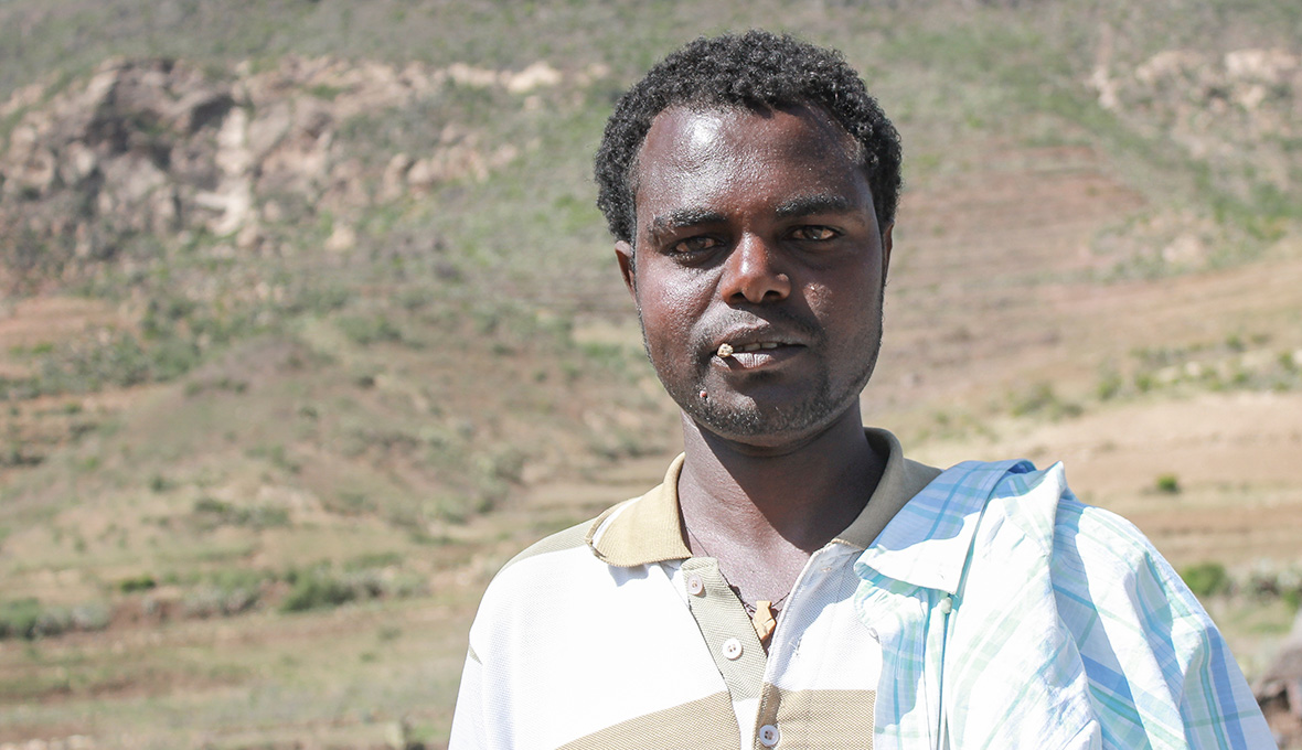 25-årige Kalal Behre berättar att koschenillsköldlöss och torka i Hintalo-Wajirat-distriktet i Tigray-regionen har slitit levebrödet ur händerna på invånarna.