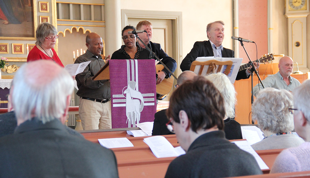 Det frimodiga lovsångsteamet från Gusum förgyllde missionsfestdagen.