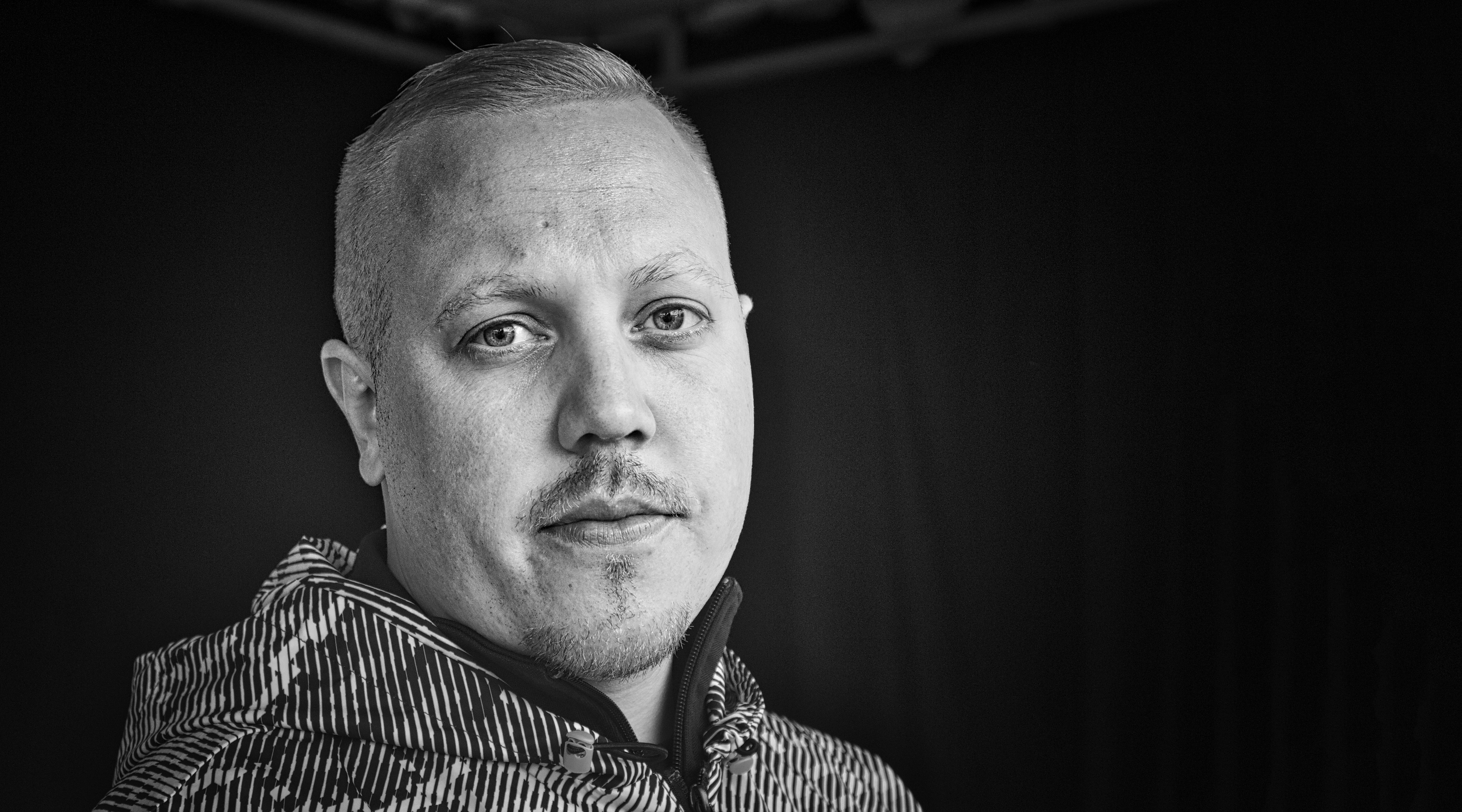 Alkohol – och drogmissbruket har slitit sönder Sebastian under 13 års tid. – Nu upplever jag Guds härliga nåd var dag, han har ett nytt liv för oss om vi väljer att ta det, berättar Sebastian Stakset.