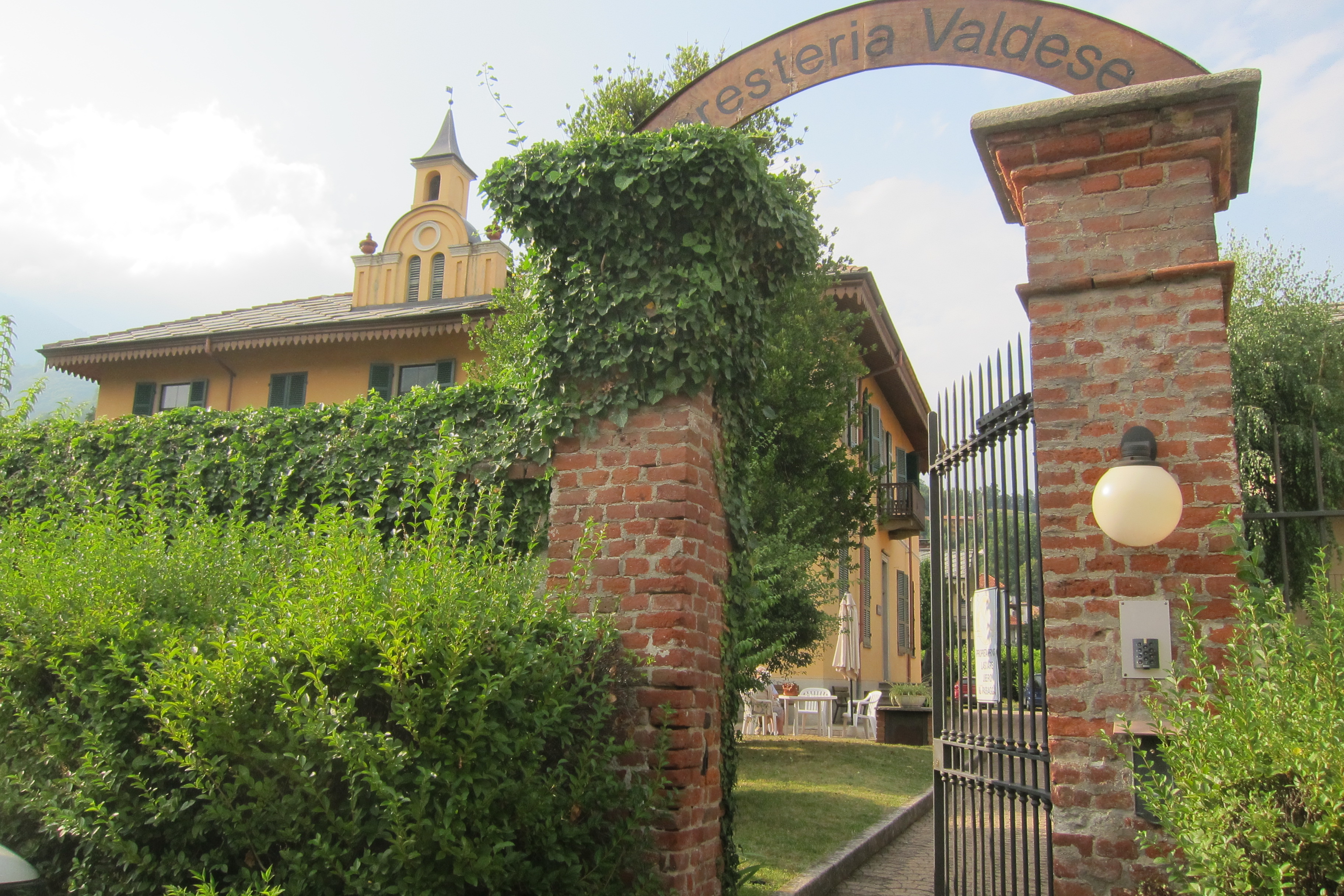 Portalen in till kyrkans gästhem i Torre Pellice