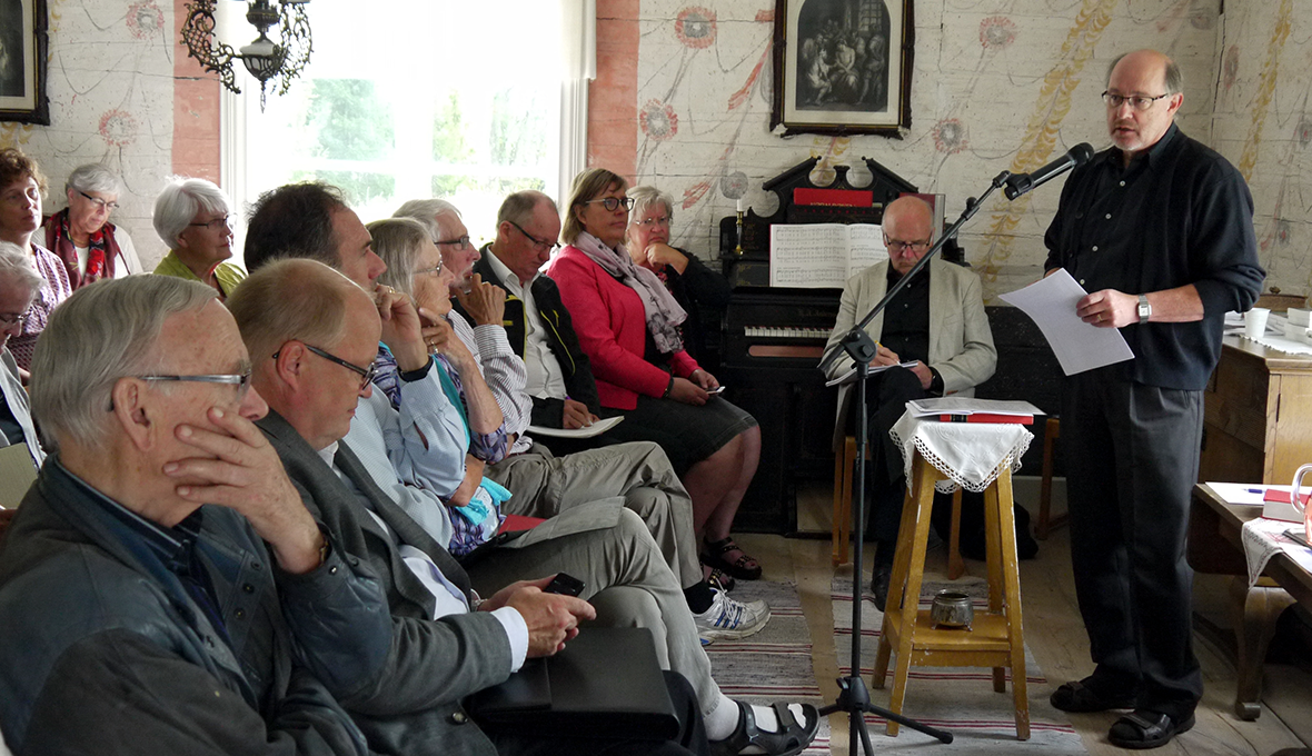 Drygt 35 personer lyssnade  på LarsOlov Erikssons föreläsning i Roseniusgården. Ämnet var  »Rosenius som stadsmissionär«.