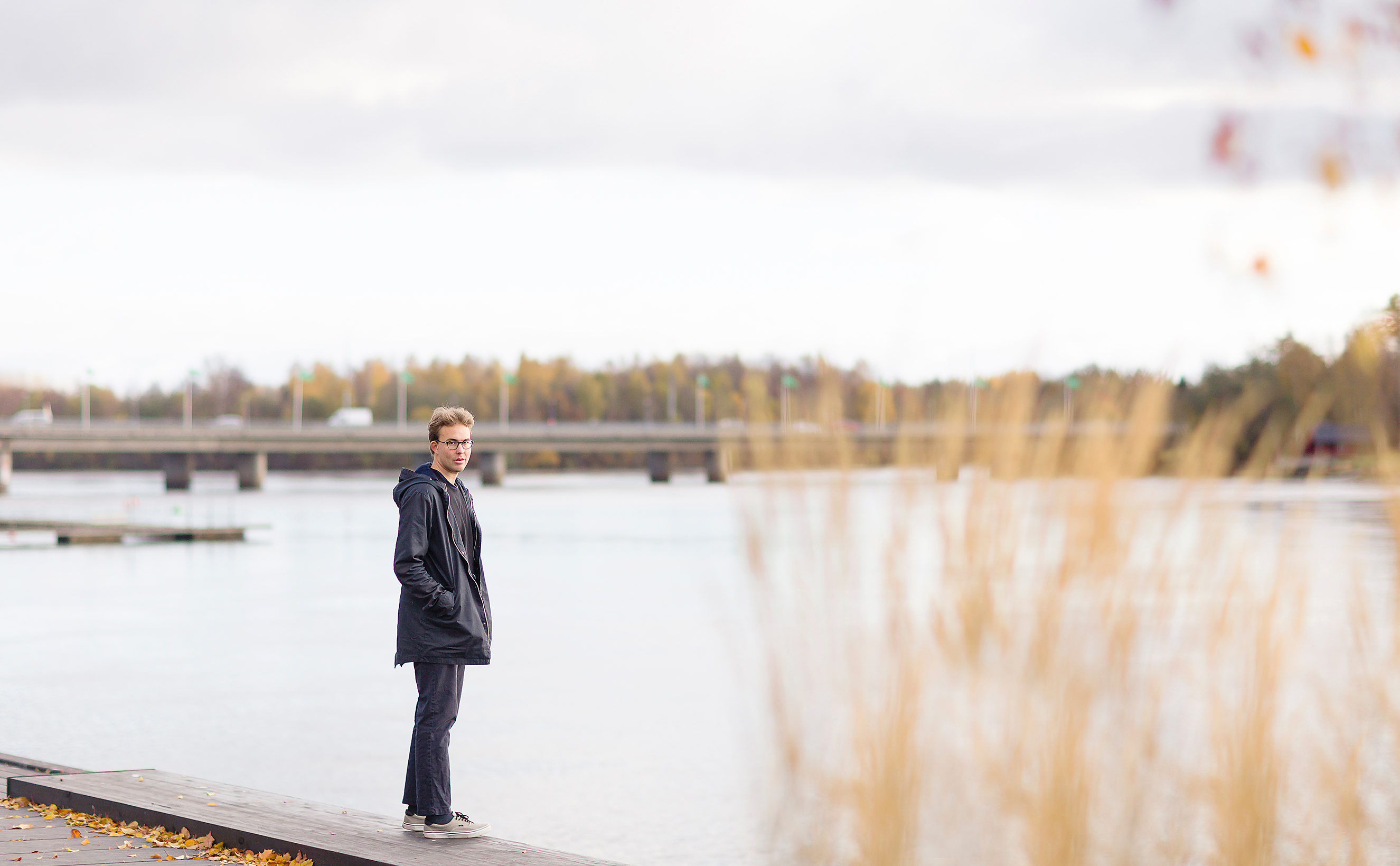 Numera är Oskar tillbaka med ett nytt hopp för Sverige och läser lovsångslinjen på Dalkarlså folkhögskola, utanför Umeå.