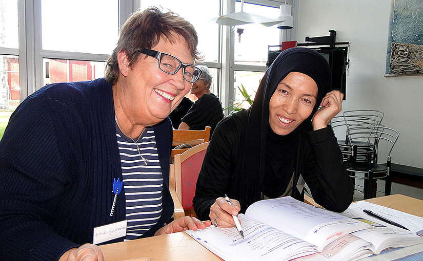 På läxläsningen i Levar är Astrid Sjöström, till vänster, en av volontärerna.