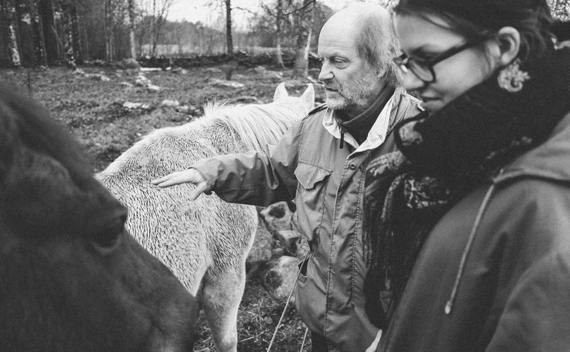 I hemmet pryds väggarna  av natursköna tavlor. Fåglar, hästarna och hunden Imse ligger varmt om hjärtat. Hornborgarsjön ligger bara fyrtio minuter bort. Där kliver du »rakt ut i evigheten« menar Magnus.