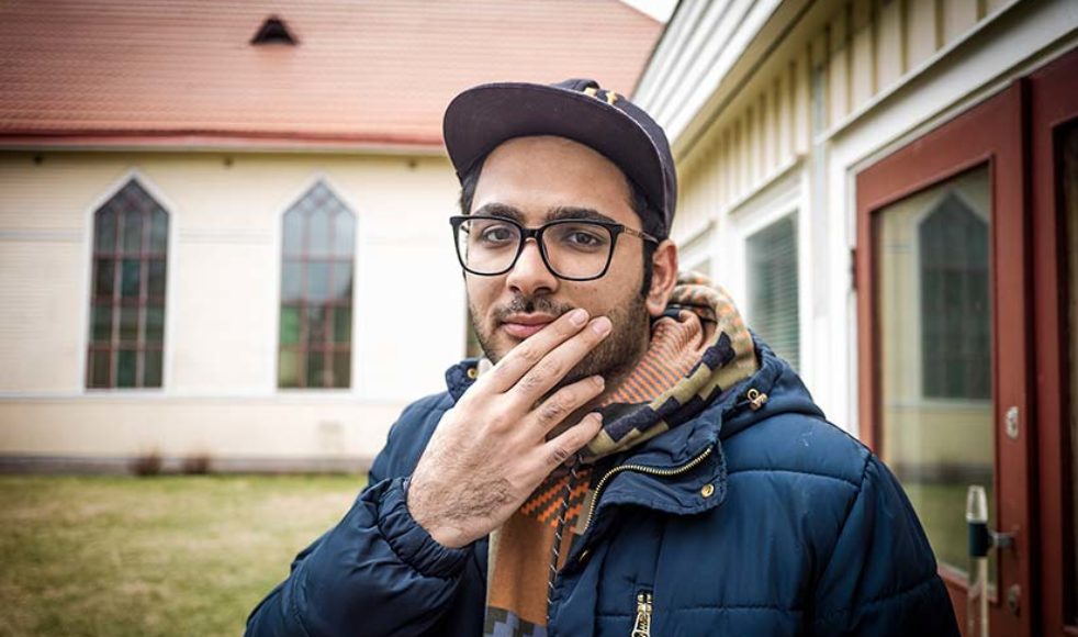 Hamid Aryanraja är tjugofyraåringen som föddes i Iran. Nu bor han i Betlehemskyrkan EFS i Kristinehamn och har varit asylsökande i Sverige 1,5 år. Processen är fortfarande igång.
