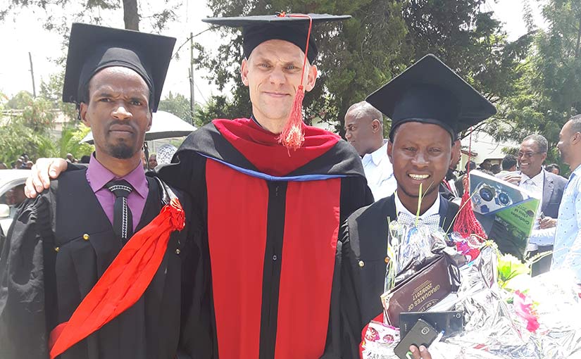 De två nyexaminerade Eyuel (tv) och Salifo är efter fyra års studier redo för vidare tjänst i kyrkan.