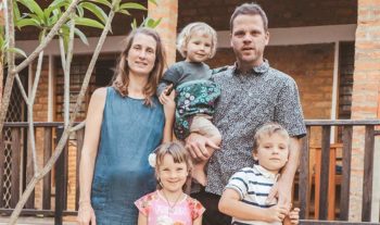 Från hydda till hus – omvälvande flytt för familjen Sandahl