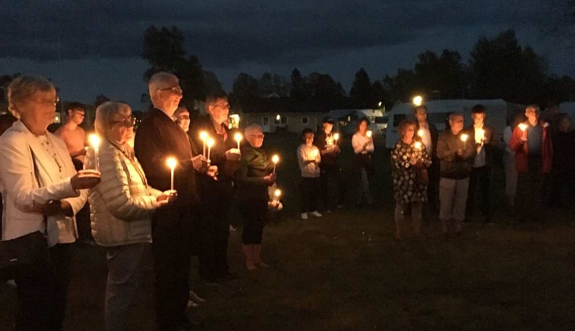 Inspirationshelgen avslutades med en stämningsfull utomhusmässa vid älvkanten.